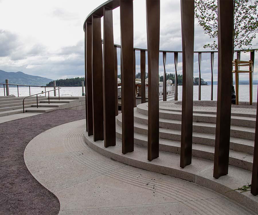 Monument en granit norvégien symbolisant les victimes des attentats